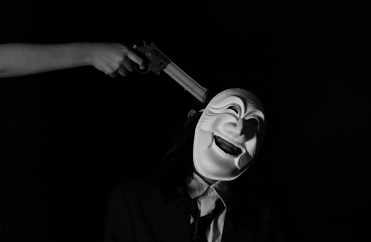 தீமையிலிருந்து விலக்கி காக்கிறவர்