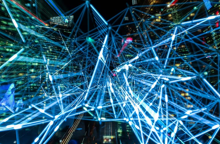 சமச்சீரற்ற நானோ ஆன்டனாக்களுடன் ஒற்றை மூலக்கூறு ஒளிர்த்திரை