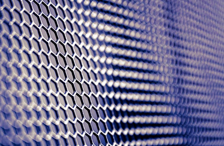 மேக்ரோஸ்கோபிக் உலகத்தை நெருங்கும் கிராஃபீன் அணு அளவு