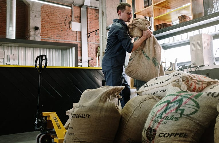 சுமை தூக்கும் ஆண்களிடையே வேலை தொடர்பான தசைக் கோளாறுகள்