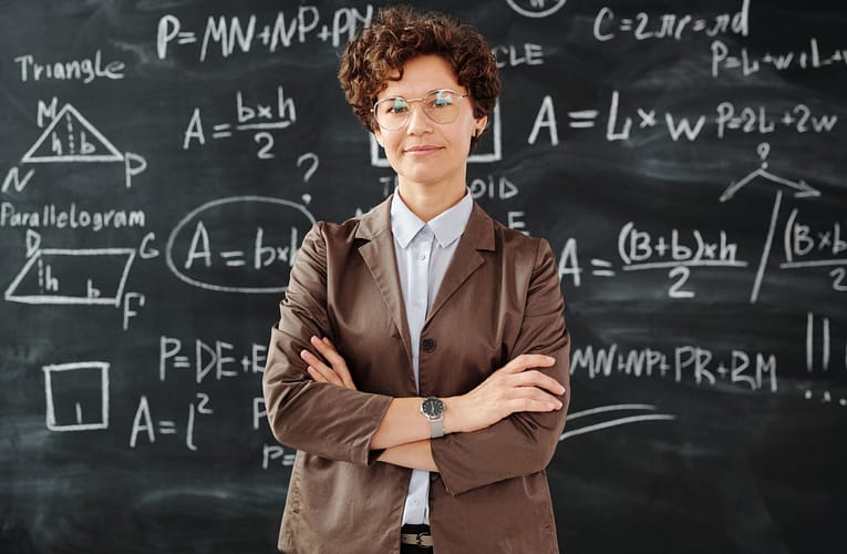 இலங்கை பெண் பள்ளி ஆசிரியர்களின் ஆடைக் குறியீட்டின் விளைவு அவர்களின் வேலை செயல்திறன்