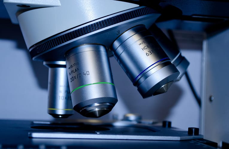 திட நிலை திரைப்பட OLED-களின் எலக்ட்ரான் இயக்கவியல் குறித்து ஆராய நேர தீர்க்கப்பட்ட ஒளிஉமிழ்வு எலக்ட்ரான் நுண்ணோக்கி