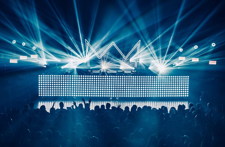 பிளாஸ்மாவில் மெதுவான மற்றும் வேகமான ஒளியின் ஆராய்ச்சி