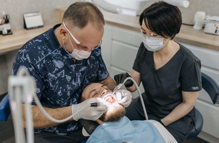 பல் மருத்துவர்களிடையே வேலை திருப்தி மற்றும் மன அழுத்தம்