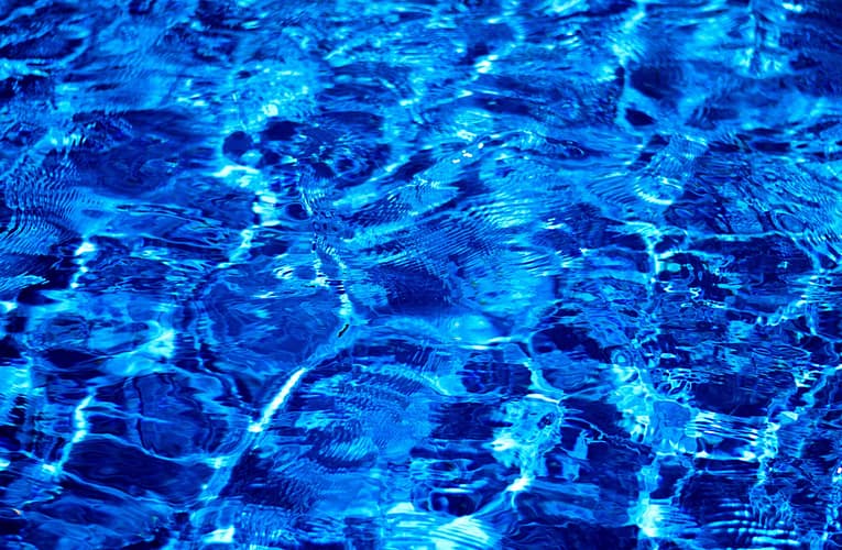 மின்னூட்ட அடர்த்தி அலை மற்றும் மீக்கடத்திக்கு இடையே அசாதாரண போட்டி