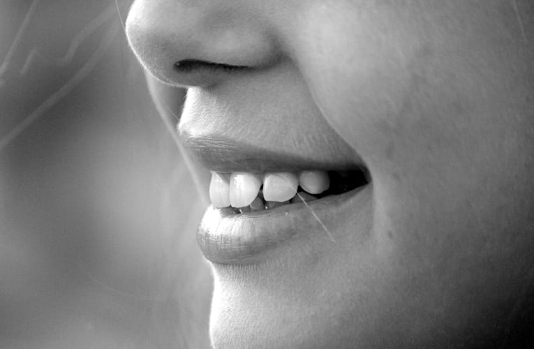 துர்நாற்றத்தை வெளியேற்ற கட்டைவிரல் அளவிலான சாதனம்