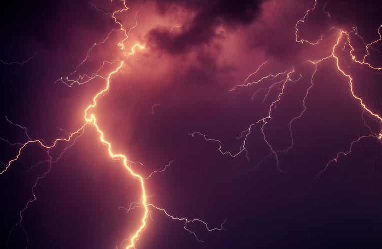 டெராவாட் லேசர்கள் மூலம் மின்னலை கட்டுப்படுத்துதல் மற்றும் பாதுகாப்பாக திசை திருப்புதல்