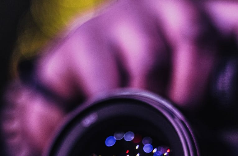 ஆப்டிகல் குழிக்குள் நானோஸ்பியரை வெளியேற்றுவதன் மூலம் ‘திசையன்’ துருவங்களை நிரூபித்தல்