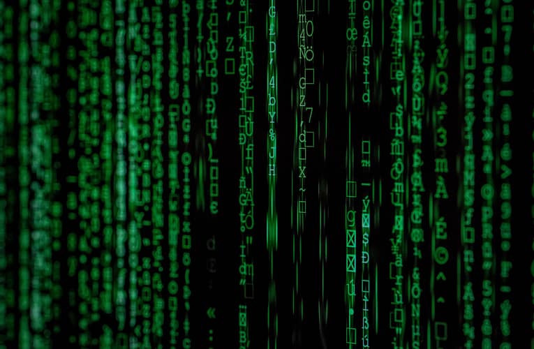 மூன்று-க்விட் சிக்கிய நிலை மூலம் சிலிக்கானில் ஸ்பின் க்விட்ஸை முழுமையாக கட்டுப்படுத்துதல்