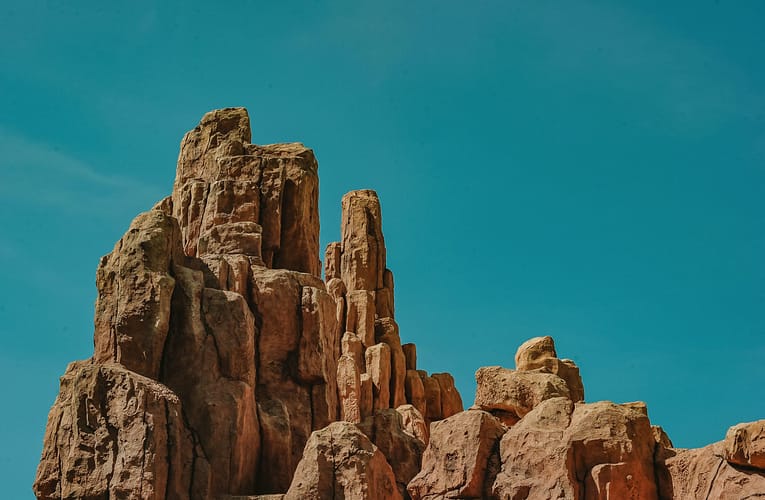 பழங்கால தொல்பொருள் தளத்திலிருந்து சேகரிக்கப்பட்ட பாறையின் ஆய்வு