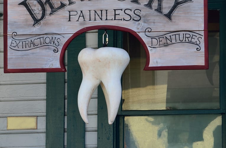 கடினமான மற்றும் இலகுவான பல் உள்வைப்பு எதனால் செய்யப்படலாம்?