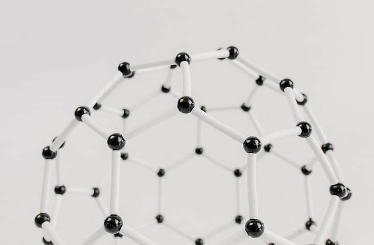 அணு புகைப்படங்கள் அதி-மெல்லிய களிமண்ணில் அயனி எவ்வாறு வேகமாக இடம்பெயர்கின்றன?