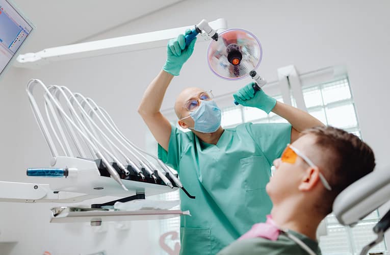 மருத்துவமனைகளில் தொற்று தடுப்பு மற்றும் கட்டுப்பாட்டுத் திட்டங்களை அதிகரிப்பதற்கான சவால்கள் மற்றும் வாய்ப்புகள் யாவை?