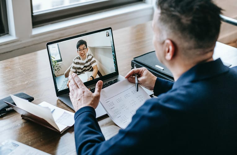 பல் மருத்துவத்தில் மேம்படுத்தப்பட்ட வீடியோ அடிப்படையிலான கற்றலின் செயல்திறன் என்ன?