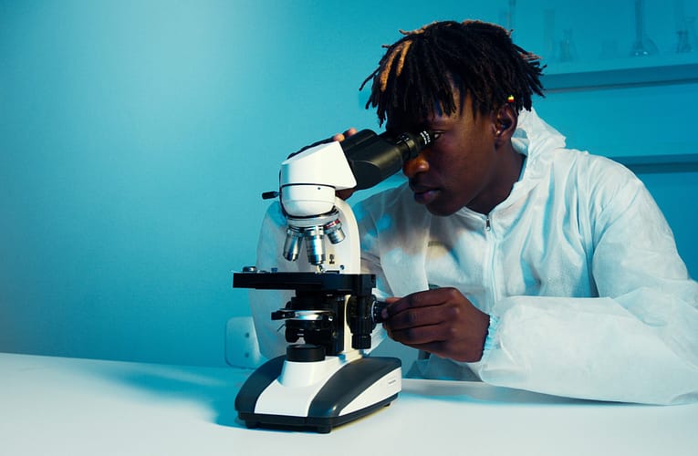 இரட்டைப் பிளவு பரிசோதனையை நடத்த மூலக்கூறுகள் மற்றும் அணுக்களைப் பயன்படுத்துதல்  எவ்வாறு?