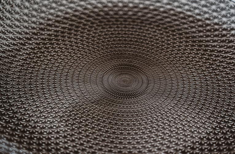 ஒளியியல் துவாரங்களைப் பயன்படுத்தி இருண்ட மூலக்கூறு ஐசோமர்கள் ஒளிர்தல்