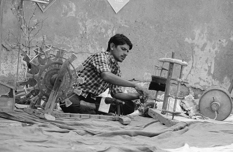 தமிழ்நாட்டில் கைத்தறித் துறையின் சமூக நிலைத்தன்மை என்னவாக இருக்கும்?