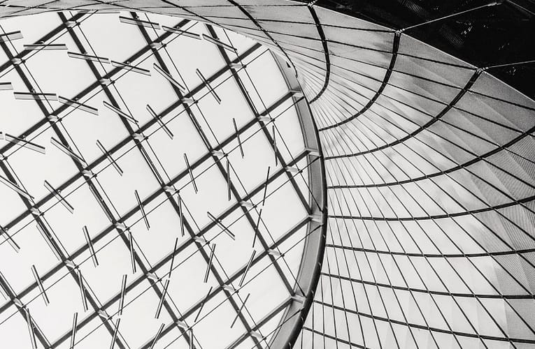 இயந்திர கற்றலைப் பயன்படுத்தி குவாண்டம் சுழல் திரவங்களை மாதிரியாக்க  முடியுமா?