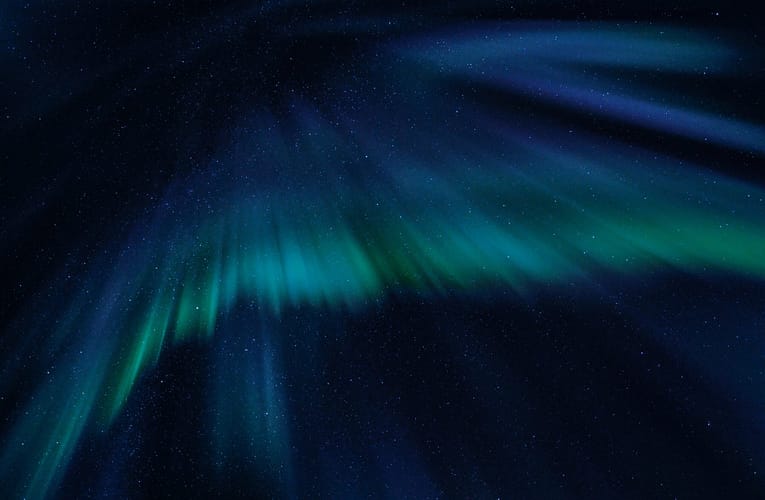 வெப்ப ஓட்டம் இன்சுலேடிங் காந்தத்தில் ஸ்கைர்மியான்களின் இயக்கம்