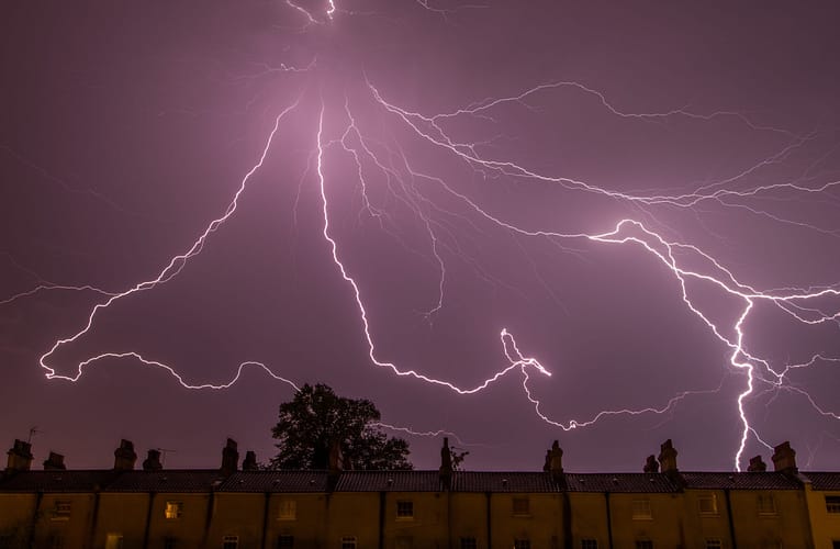 குறைந்த பரிமாண குறைக்கடத்தி பொருட்களிலிருந்து மின்னூட்ட பரிமாற்றம்