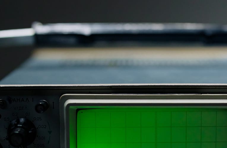 உலகின் முதல் ஒளியியல் அலைக்காட்டி யாது?