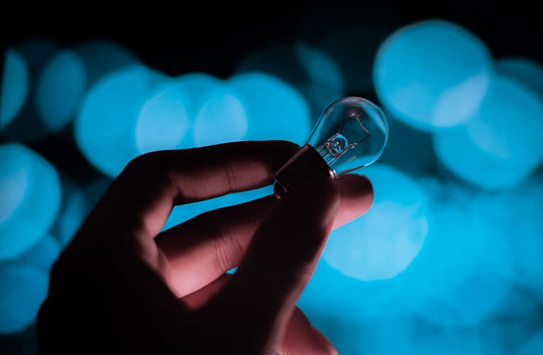 மீக்கடத்தி பொருட்களுடன் கண்ணுக்குத் தெரியாததை உருவாக்குதல்