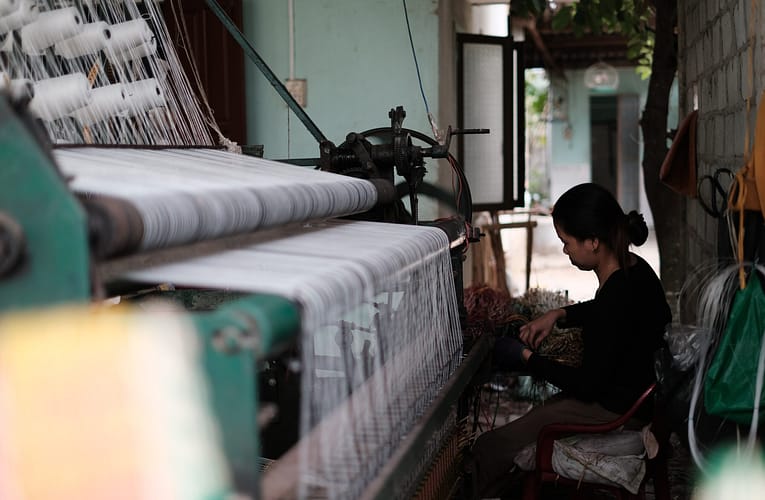 கைத்தறித் துறையின் சமூக நிலை யாது?