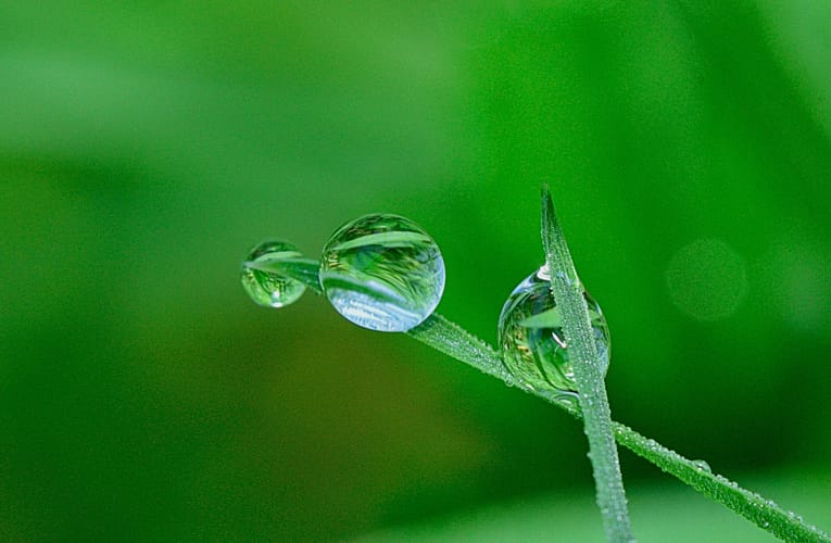 பெரிய ஹீலியம் நானோ துளிகள் மேற்பரப்பு மோதல்