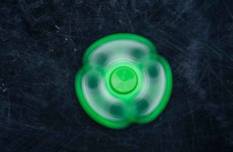 முறுக்கப்பட்ட படிக சுழல் அலைகளில் அதிர்வுறும் அணுக்கள் மூலம் வெப்பம் எவ்வாறு எடுத்துச் செல்லப்படுகிறது?