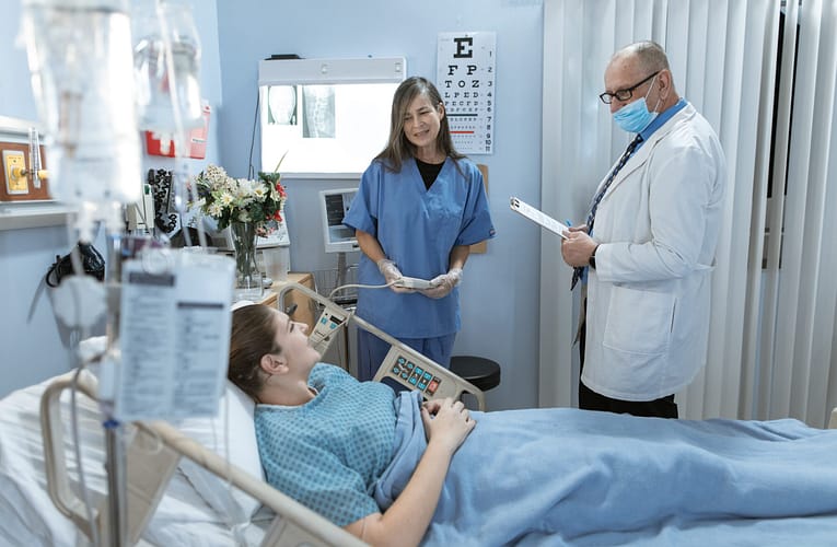 மருந்தாளுநர்கள் தலைமையிலான மொபைல் போன் தகவல்தொடர்புகளின் மூலம் காசநோய் பாதிப்புகளைக் கண்டறிதல்