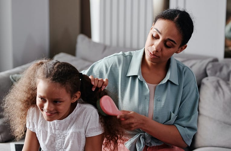 ஒற்றைத் தாய்மார்கள் மற்றும் இளமைப் பருவக் குழந்தைகளின் நல்வாழ்வு