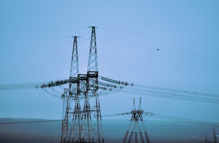 கம்பி கடத்தியைப் பயன்படுத்தி அயனிகளை இணைத்தல்