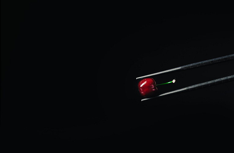 புதிய ஒளியியல் சாமணம் மூலம் ஒளிரும் நிறத்தைக் கட்டுப்படுத்தல்