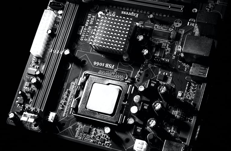 அழுத்தப்பட்ட குப்ரேட் மீக்கடத்திகளில் குவாண்டம் கட்ட மாற்றம்