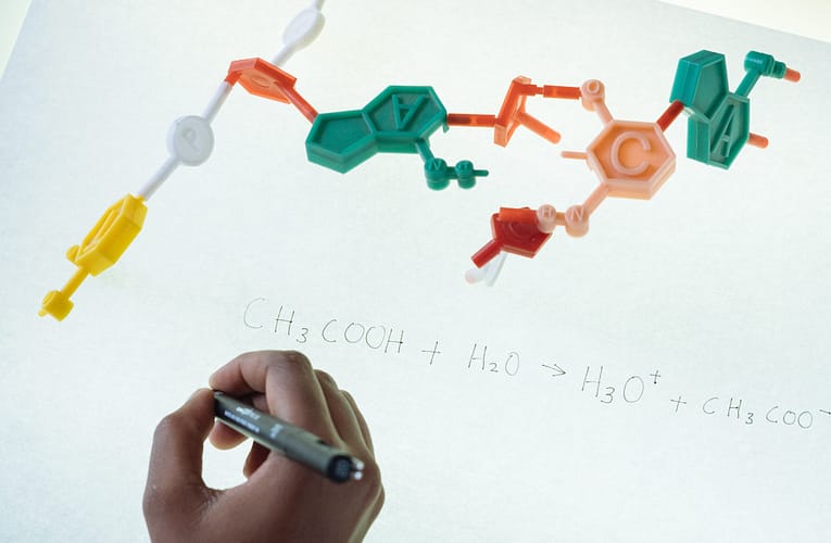 அடுக்குகளில் உள்ள மூலக்கூறுகளை சக இணைப்பு அல்லாத பிணைப்புகளால் இணைத்தல்