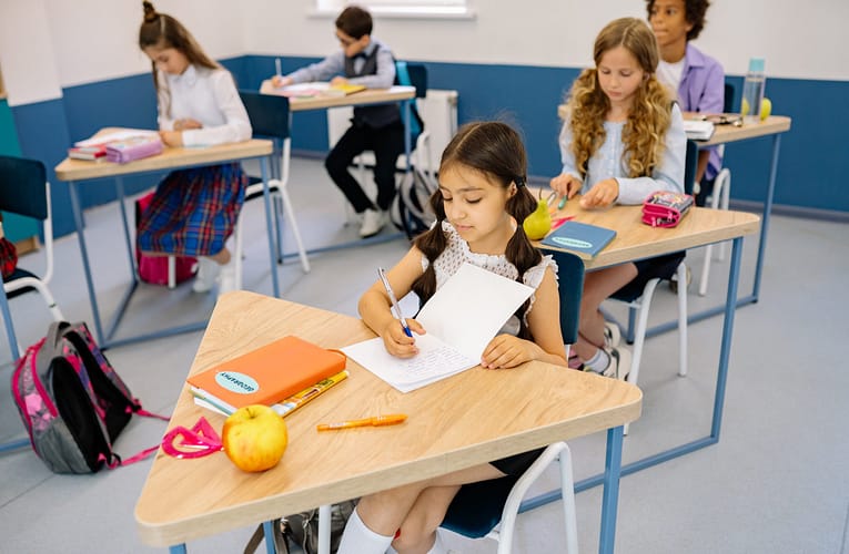 மாணவர்களிடையே கணிதம் வார்த்தை சிக்கல்களைத் தீர்ப்பதில் உள்ள வேறுபாடு