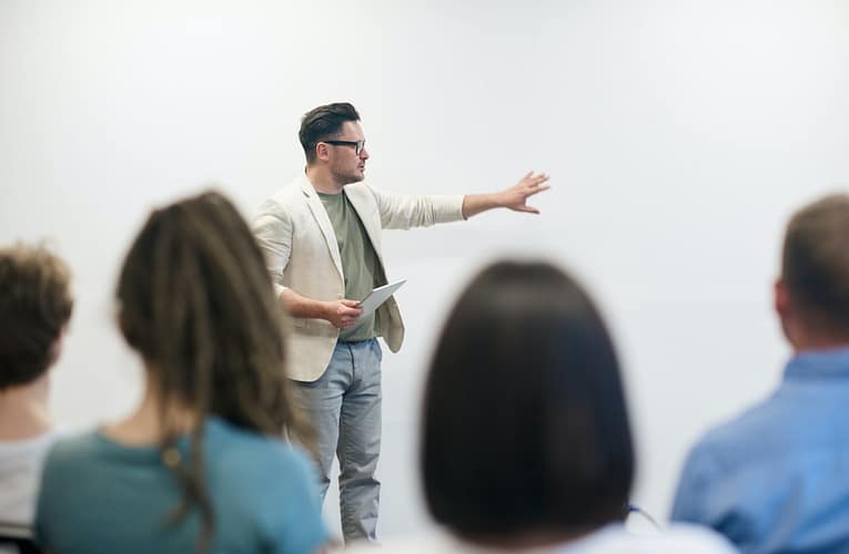 உயர் செயல்திறன் கொண்ட ஆசிரியர் குழுக்களை பொறியியல் கல்வியில் ஈடுபடுத்துவது