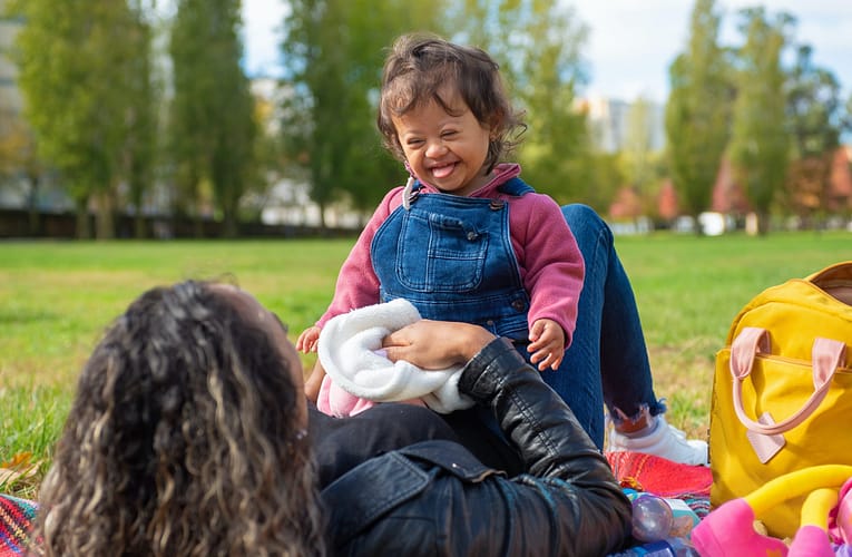 மனநலிவு நோய் உள்ள குழந்தைகளிடையே சைகைகளைப் பயன்படுத்துதல்