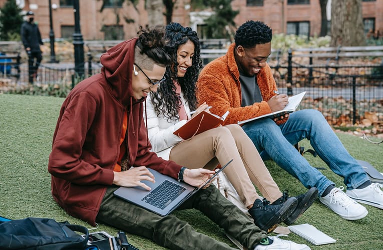 கணினி அறிவியல் கல்வியில் ஆங்கில மொழி கற்றவர்கள்