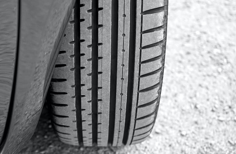 சாலை உடைகளில் மைக்ரோபிளாஸ்டிக்ஸைக் கண்டறிதல்