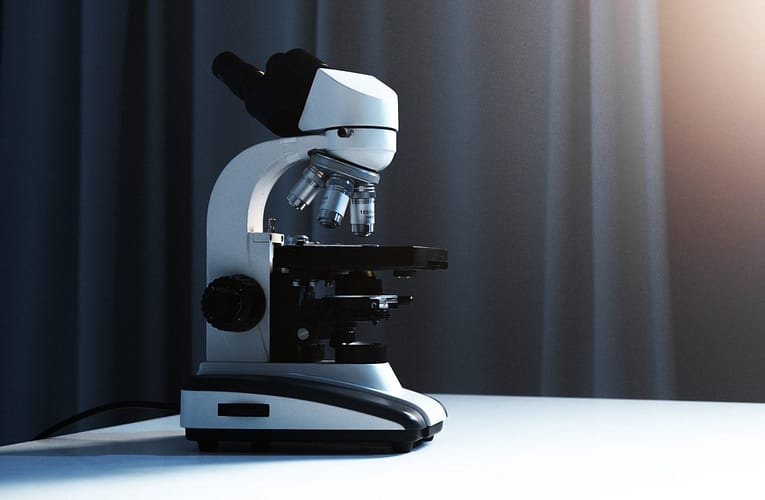 அணு-தெளிவு எலக்ட்ரான் நுண்ணோக்கிகளுக்கான லென்ஸை உருவாக்குதல்