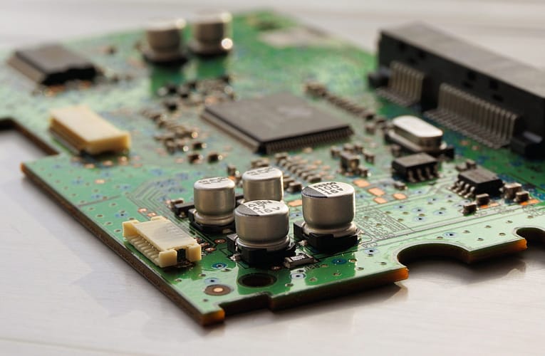 குவாண்டம் சுற்றுகளை உருவாக்க நடுநிலை அணுக்களைப் பயன்படுத்துதல்