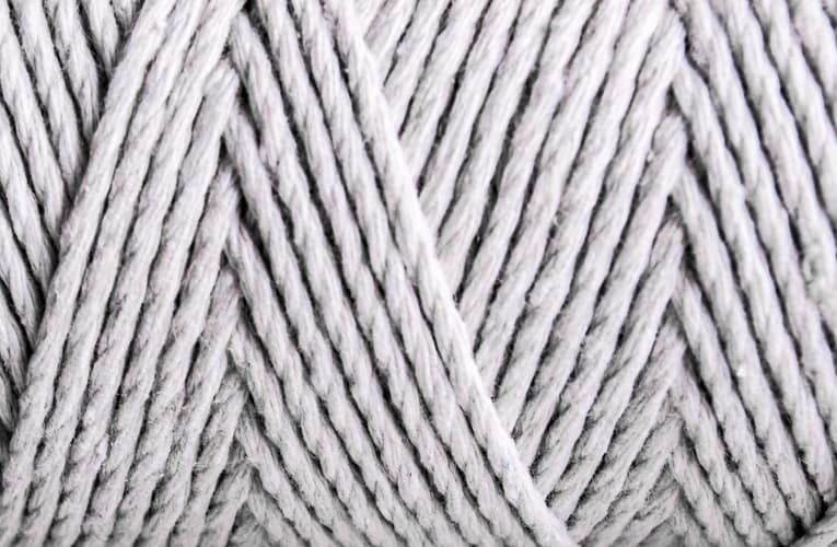 நூலில் உள்ள இழைகளின் தொகுப்புக்கு இடையே சுழலும் மாற்றத்தை விவரித்தல்