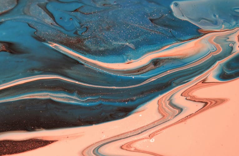 சுவரில் கட்டப்பட்ட கொந்தளிப்பான ஓட்டங்களில் ஹெலிசிட்டியின் பண்புகள்