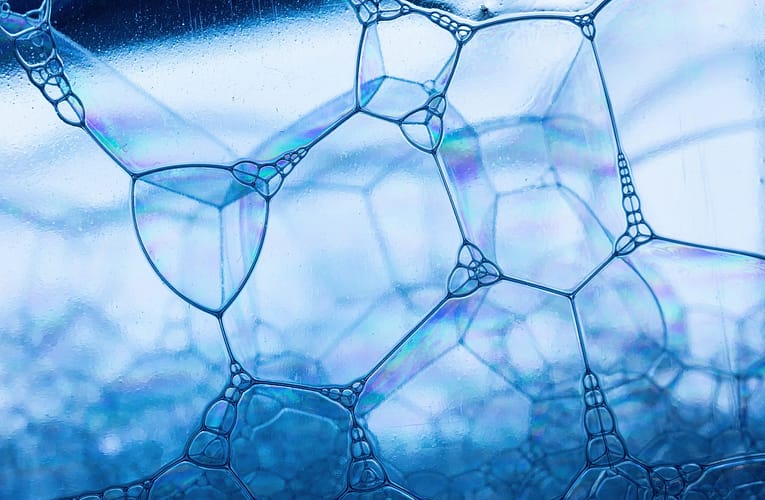 பெரிய இரு பரிமாண மீத்திண்மத்தை உருவாக்க காந்த அணுக்களின் வாயுவை குளிர்வித்தல்