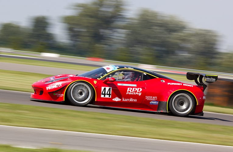 இயற்பியல் மூலம் பந்தய சத்தத்தை தாங்கக்கூடியதாக மாற்றுதல்