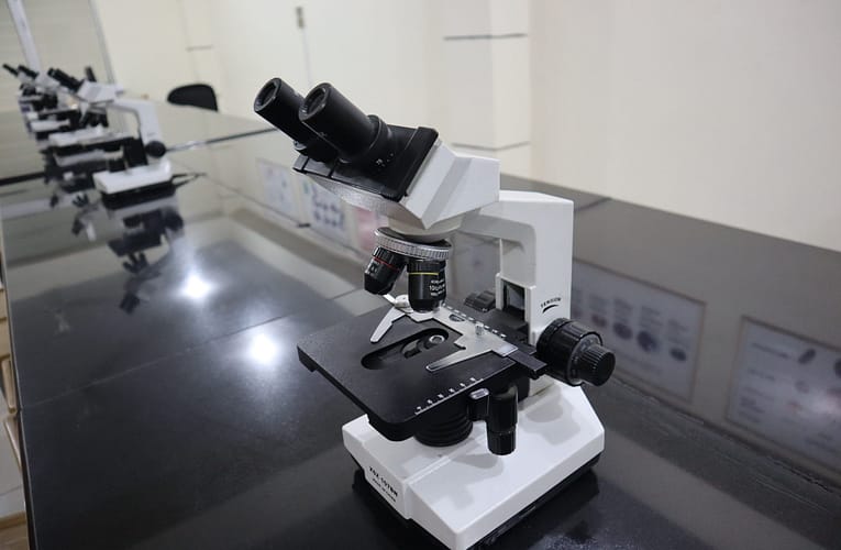 புதிய பொருட்களை நானோ பொறியியல் செய்ய மேம்பட்ட நுண்ணோக்கியைப் பயன்படுத்துதல்