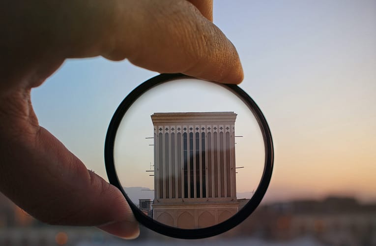 கண்ணாடிகள், லேசர்கள் மற்றும் லென்ஸ்கள் பயன்படுத்தி ஒளியை சுழல் வளையத்தில் வளைத்தல்