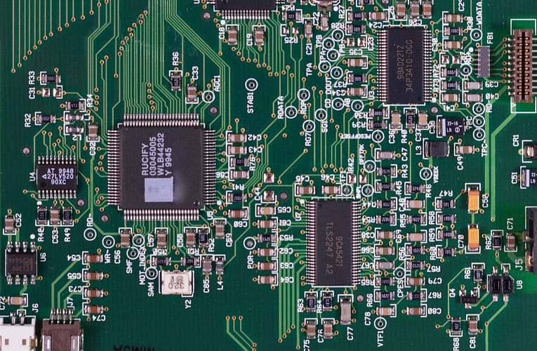 குவாண்டம் கணினிகளில் உள்ள குயூபிட்களை இரைச்சலில் இருந்து பாதுகாத்தல்