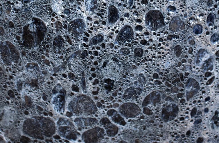 உருவமற்ற திடப்பொருட்களில் போசான் உச்சத்தின் தோற்றம்